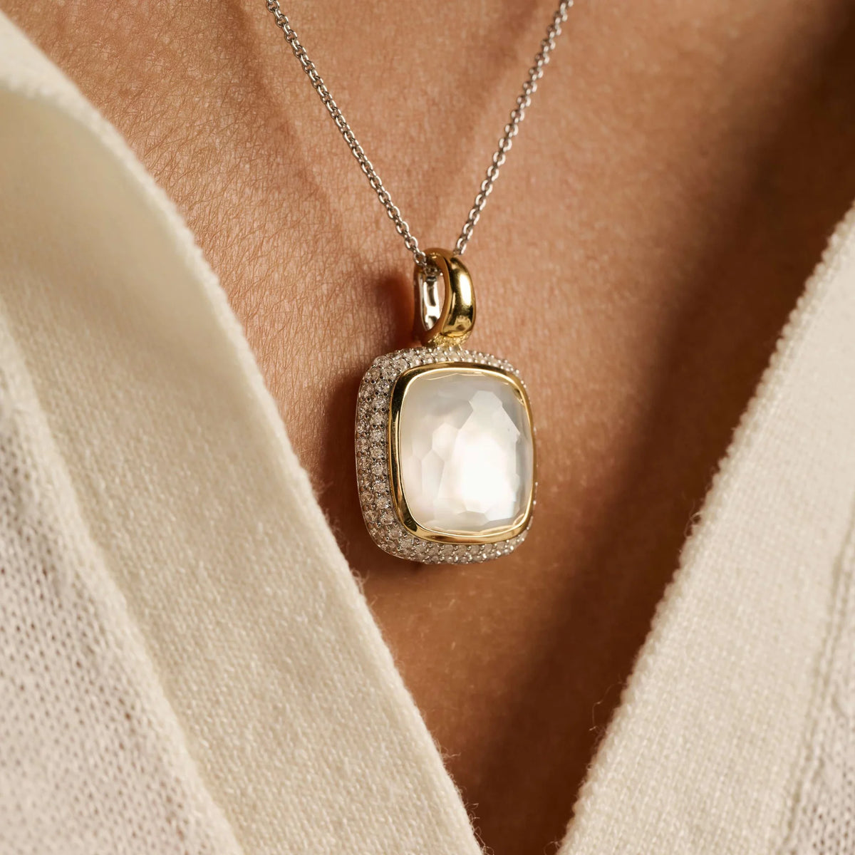 COLLANA CON CIONDOLO ZIRCONI E MADREPERLA
