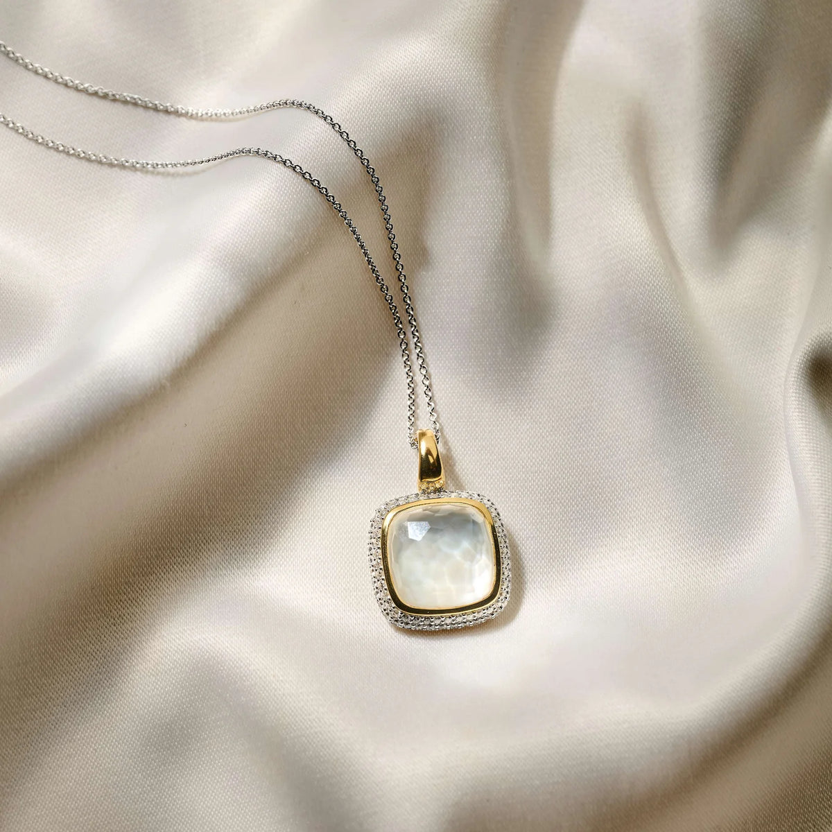 COLLANA CON CIONDOLO ZIRCONI E MADREPERLA